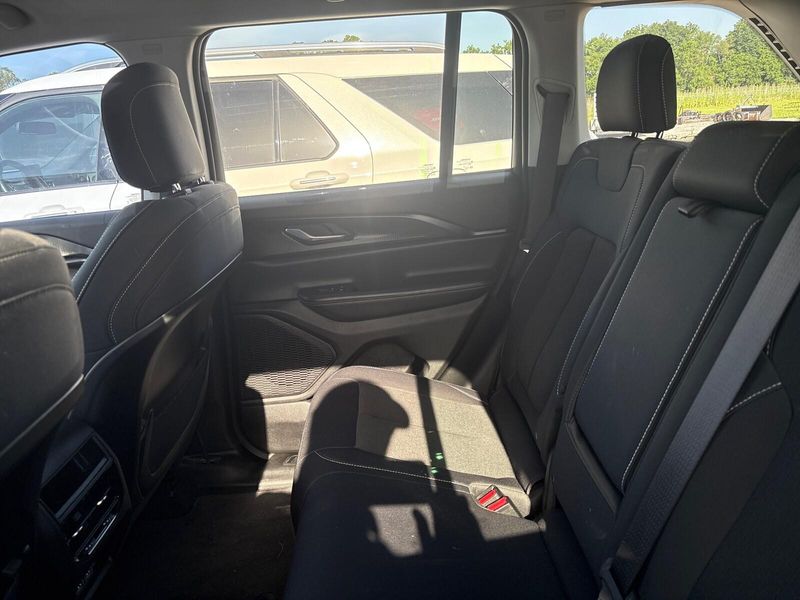 Used 2023 Jeep Grand Cherokee LaredoImage 4