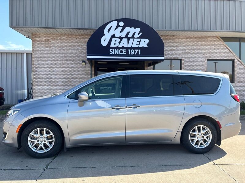 Used 2020 Chrysler Pacifica TouringImage 2