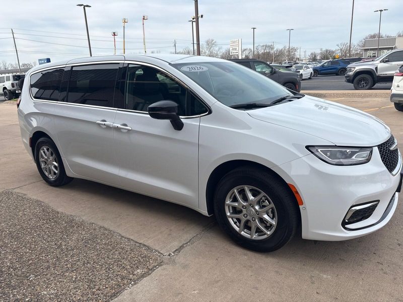 New 2026 Chrysler Pacifica SelectImage 8
