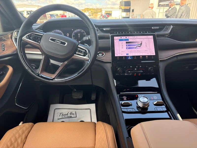 New 2025 Jeep Grand Cherokee L Summit 4x4Image 7