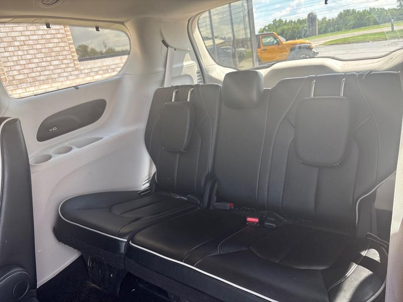Used 2023 Chrysler Pacifica LimitedImage 5