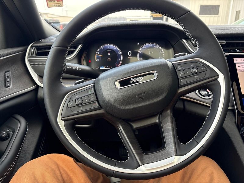 New 2025 Jeep Grand Cherokee Limited 4x4Image 14