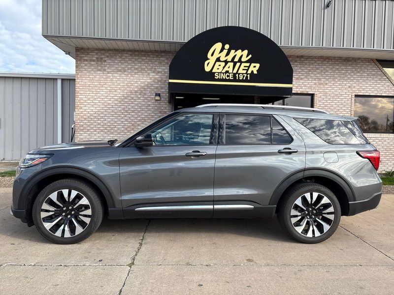 2025 Ford Explorer Platinum photo 2