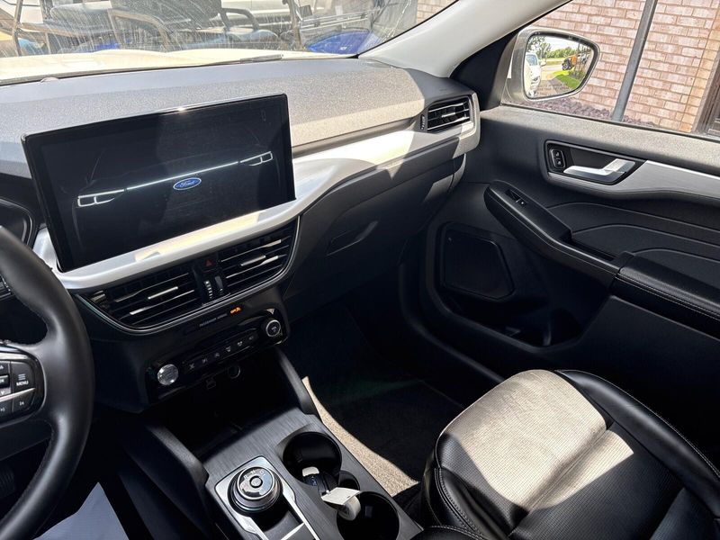 Used 2024 Ford Escape PlatinumImage 16