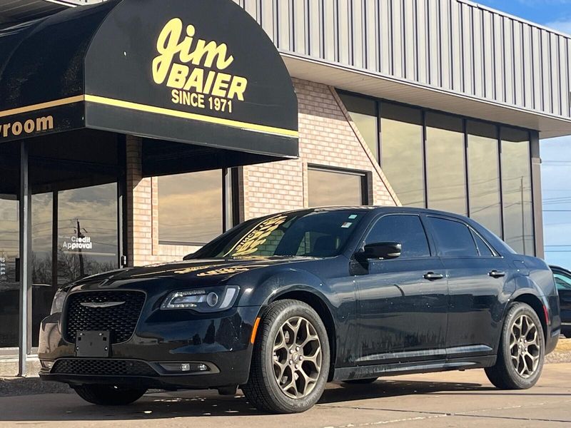 2016 Chrysler 300 300SImage 1