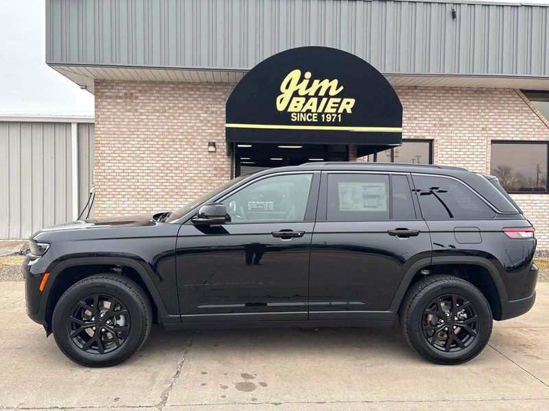 New 2026 Jeep Grand Cherokee Laredo Altitude 4x4Image 2