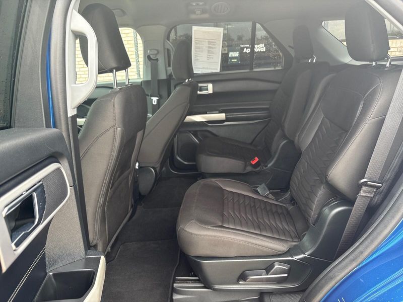 Used 2021 Ford Explorer XLTImage 4