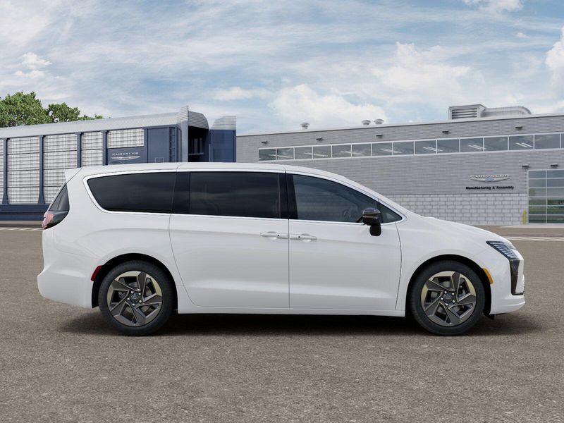 New 2027 Chrysler Pacifica LimitedImage 12