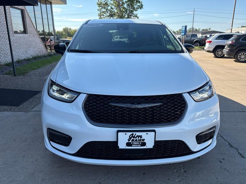 New 2026 Chrysler Pacifica SelectImage 8