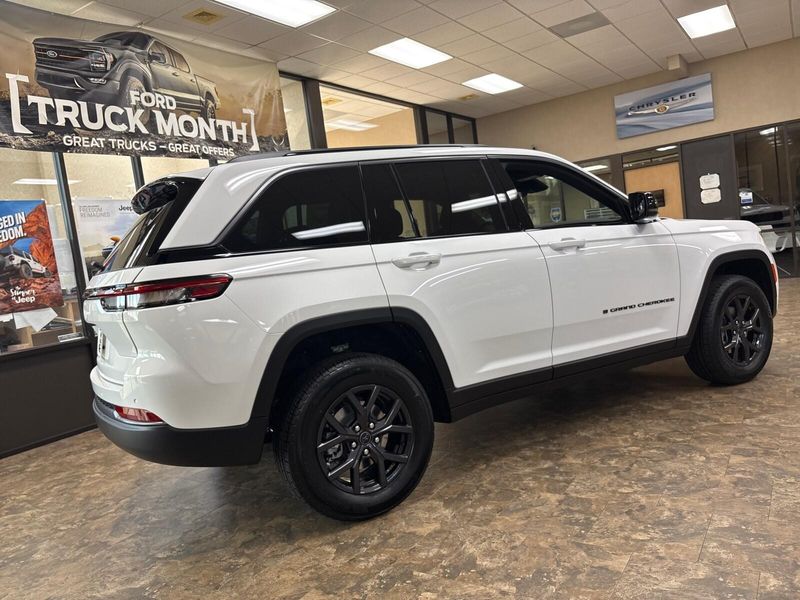 New 2027 Jeep Grand Cherokee Laredo AltitudeImage 9