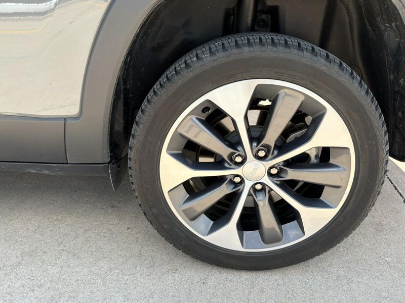 Used 2022 Jeep Cherokee LimitedImage 12
