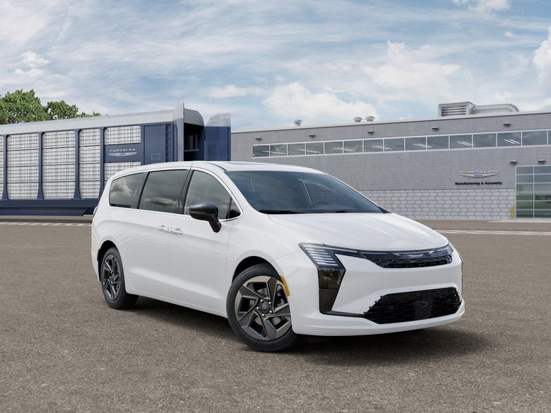 New 2027 Chrysler Pacifica LimitedImage 3
