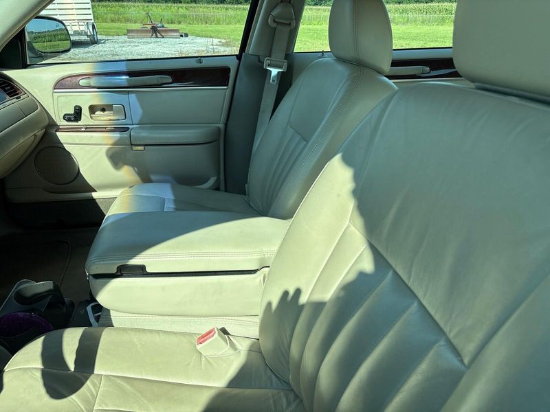 Used 2004 Lincoln Town Car SignatureImage 11