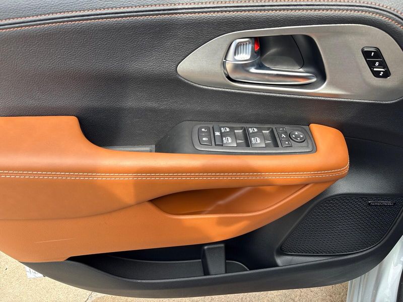 New 2026 Chrysler Pacifica PinnacleImage 15