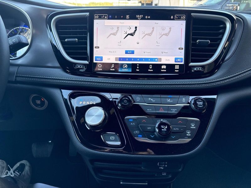 New 2026 Chrysler Pacifica SelectImage 18