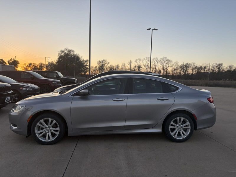 Used 2015 Chrysler 200 LimitedImage 2