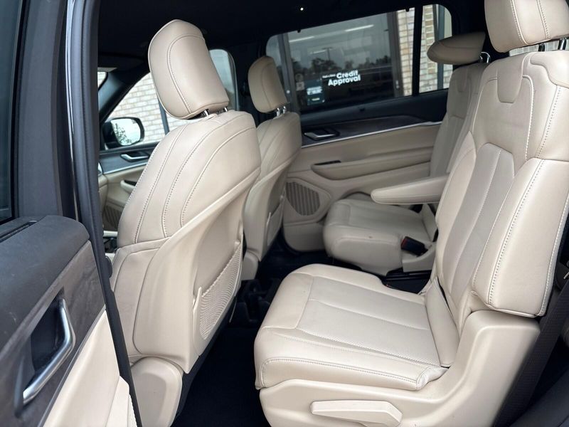 Used 2023 Jeep Grand Cherokee L LimitedImage 4