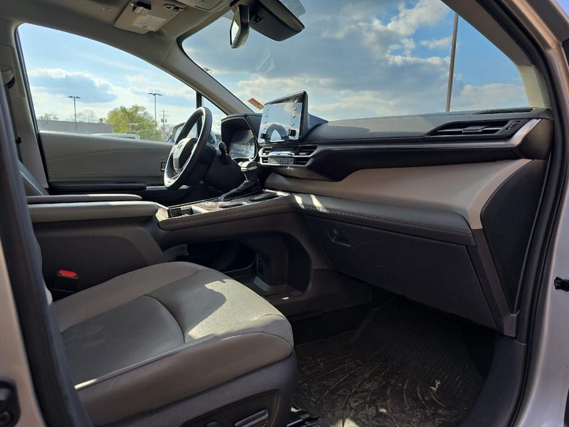2022 Toyota Sienna XLEImage 11