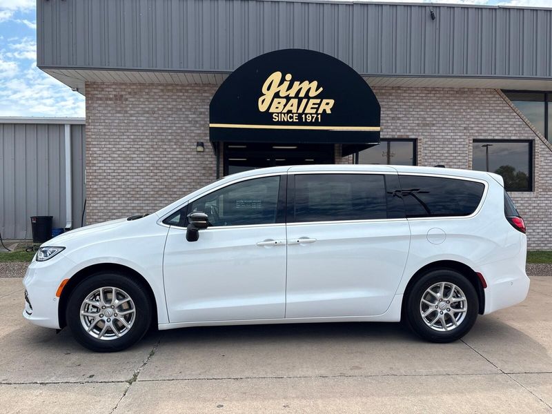 New 2025 Chrysler Pacifica SelectImage 2