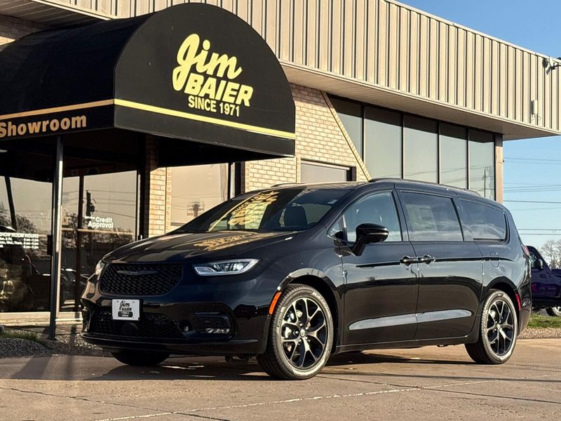 New 2026 Chrysler Pacifica LimitedImage 1