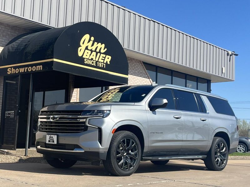 2023 Chevrolet Suburban LTImage 1