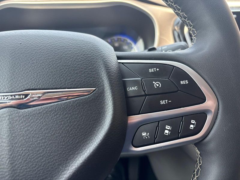 Used 2024 Chrysler Pacifica Touring LImage 15