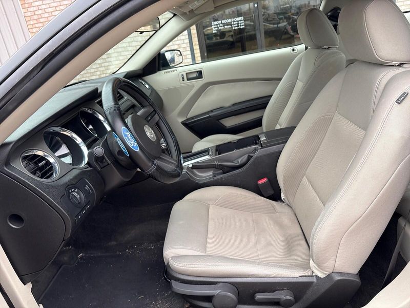 Used 2011 Ford Mustang V6Image 3