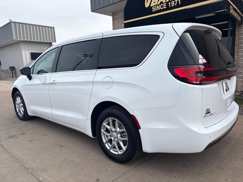 New 2026 Chrysler Pacifica SelectImage 11