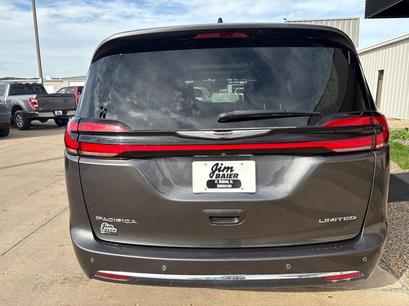 Used 2023 Chrysler Pacifica LimitedImage 11