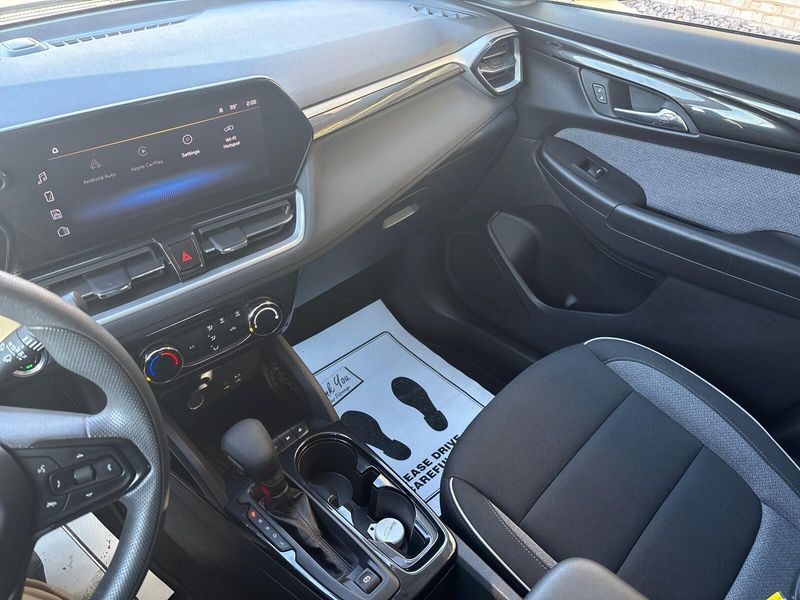 Used 2025 Chevrolet Trailblazer LTImage 17