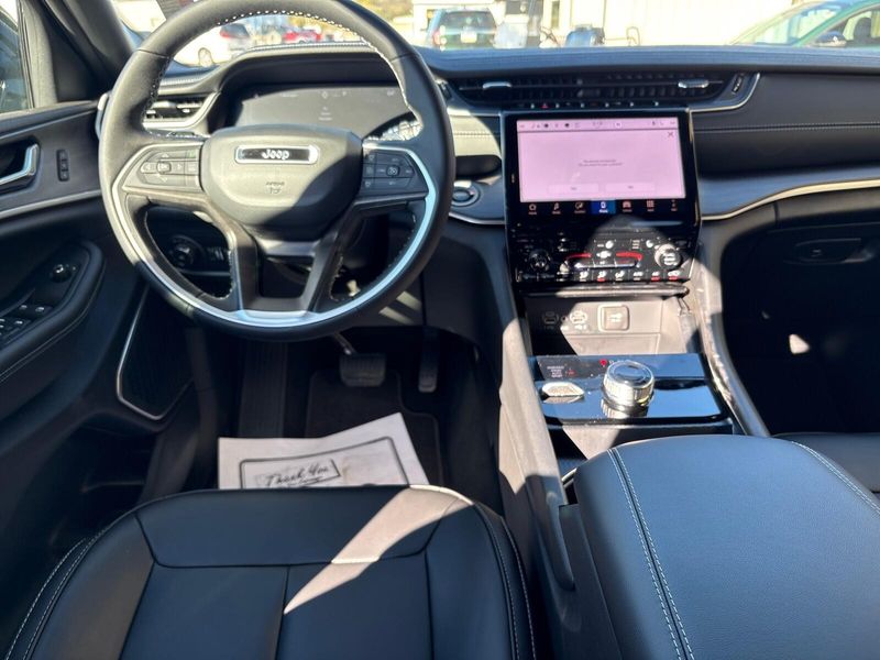 New 2025 Jeep Grand Cherokee L Limited 4x4Image 7