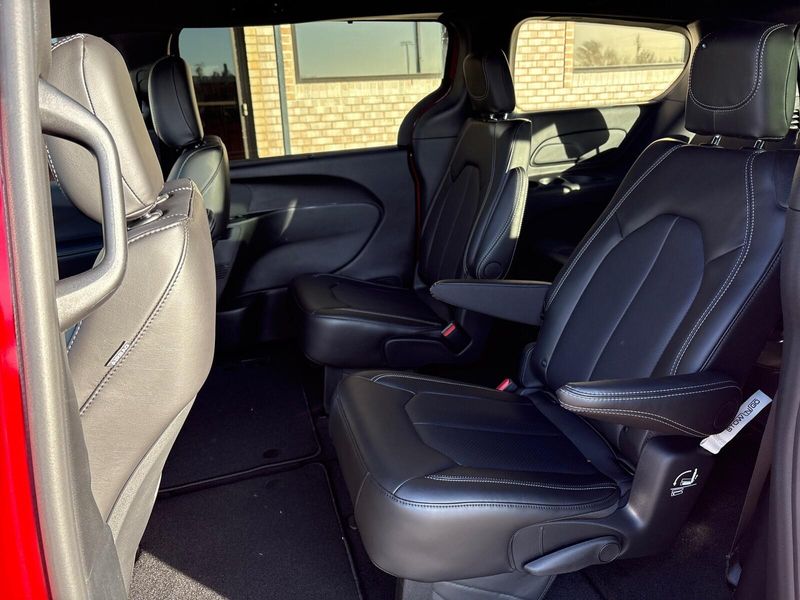 New 2026 Chrysler Pacifica SelectImage 4