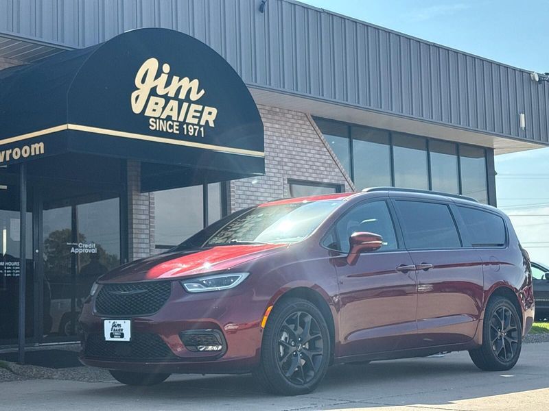 Used 2021 Chrysler Pacifica LimitedImage 1