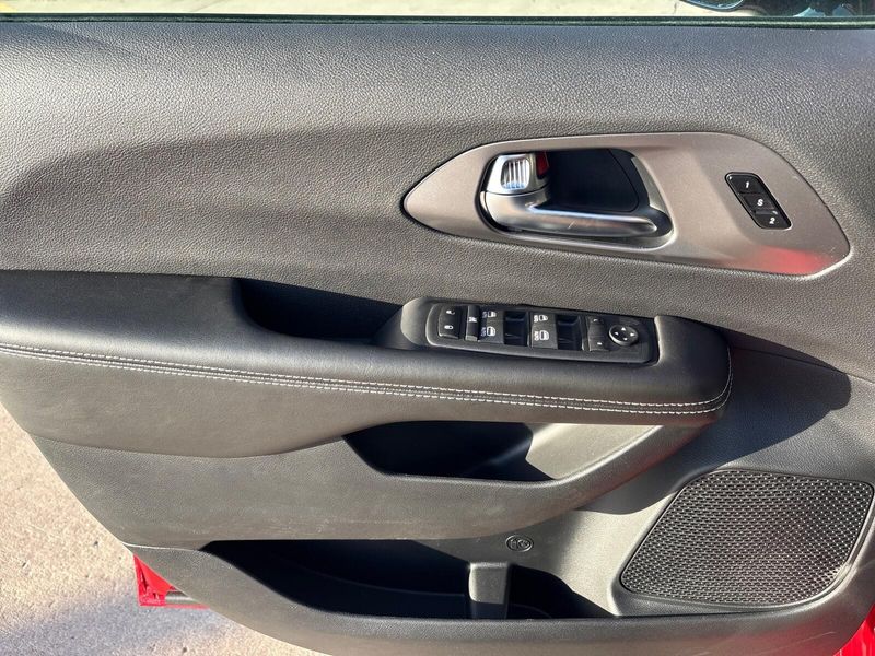 New 2026 Chrysler Pacifica SelectImage 13