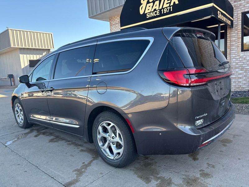 Used 2023 Chrysler Pacifica LimitedImage 12