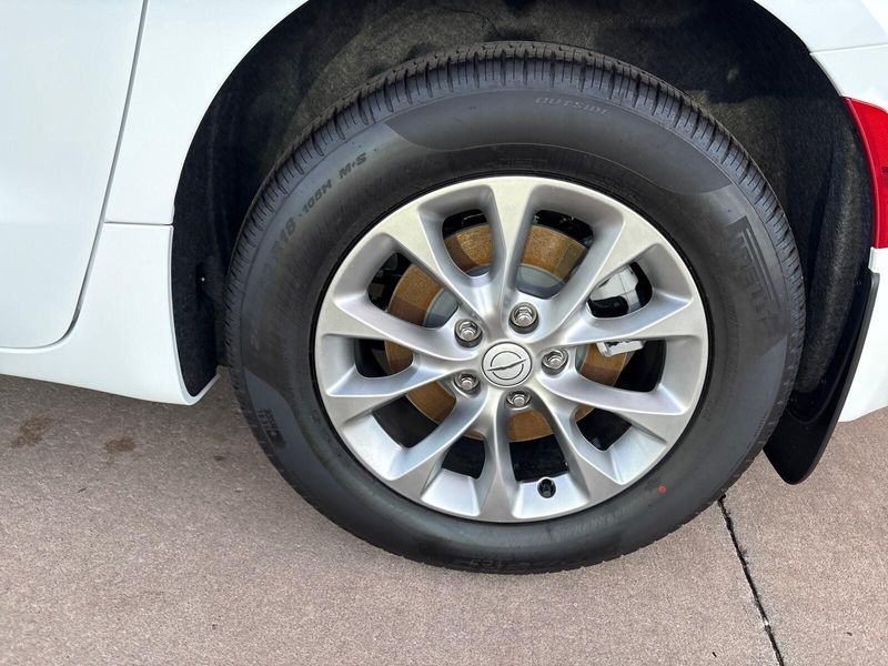 New 2026 Chrysler Pacifica Select AwdImage 12