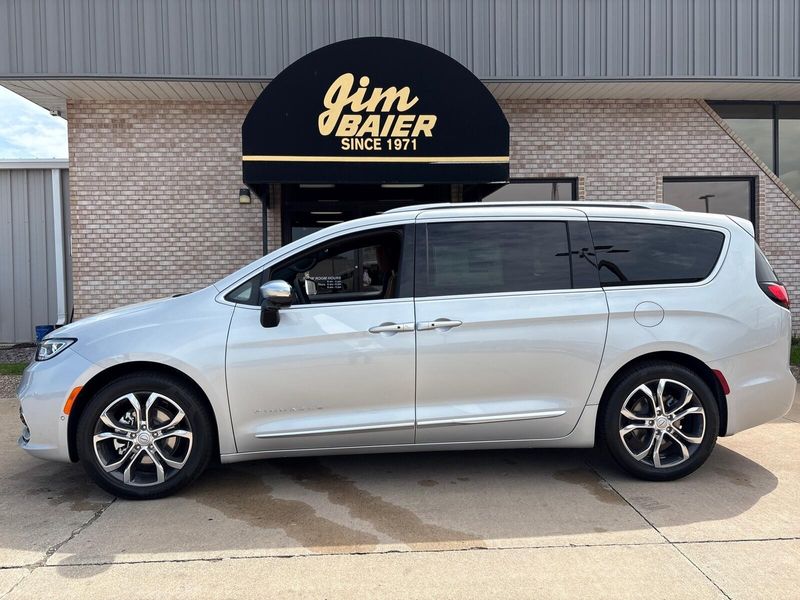 New 2026 Chrysler Pacifica PinnacleImage 2