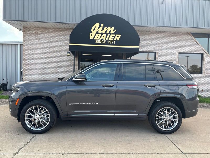 New 2025 Jeep Grand Cherokee Summit 4x4Image 2
