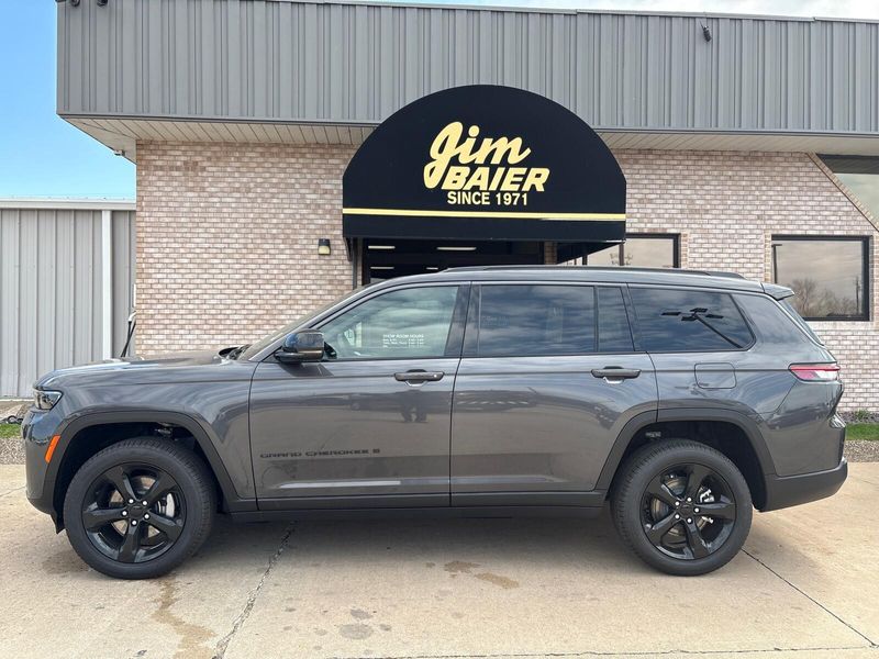 New 2026 Jeep Grand Cherokee L Limited 4x4Image 2