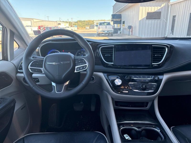 Used 2023 Chrysler Pacifica LimitedImage 6