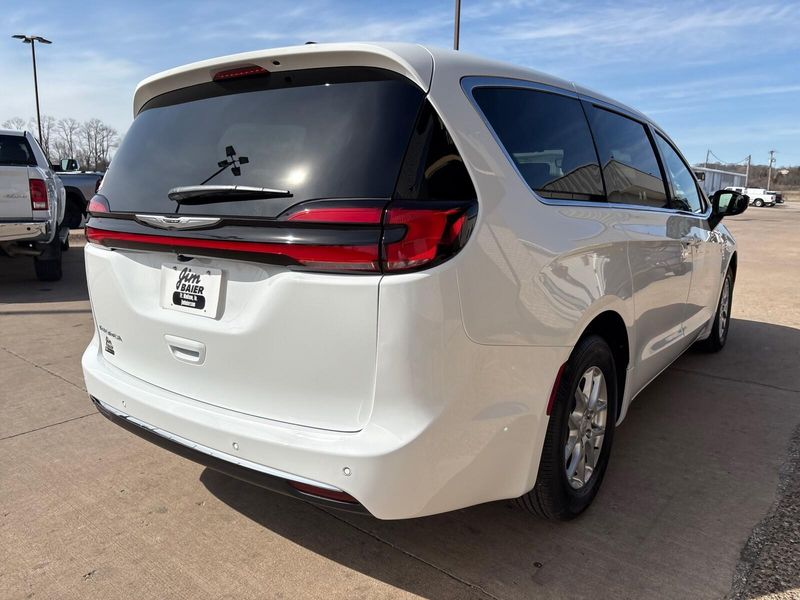 New 2026 Chrysler Pacifica SelectImage 8
