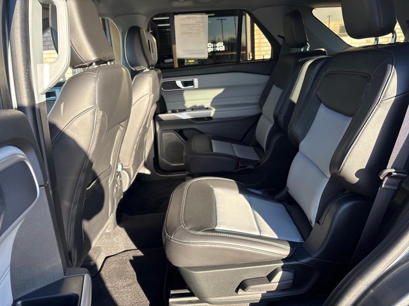 Used 2023 Ford Explorer XLTImage 4