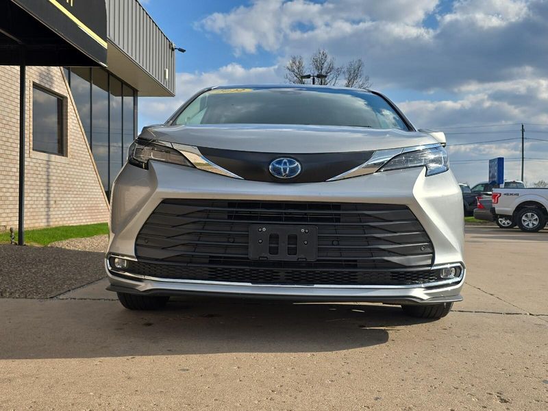 2022 Toyota Sienna XLEImage 6