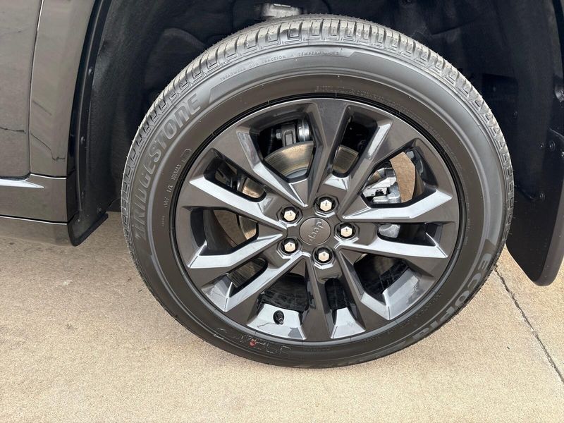 New 2026 Jeep Grand Cherokee Limited Reserve 4x4Image 13