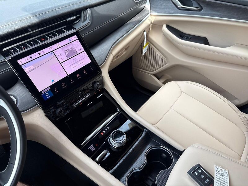 New 2025 Jeep Grand Cherokee L Limited 4x4Image 17
