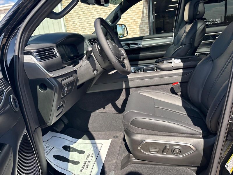 2026 Jeep Grand Wagoneer Limited Altitude 4x4Image 3