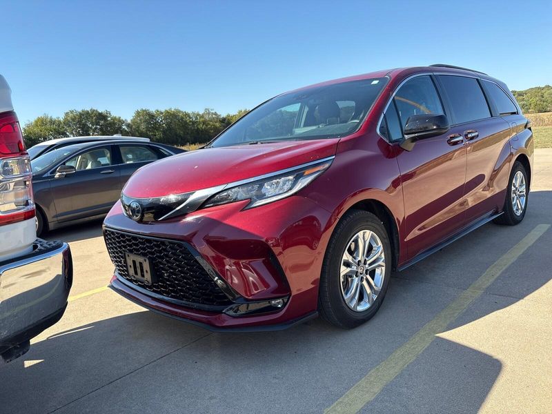 Used 2022 Toyota Sienna XSEImage 1