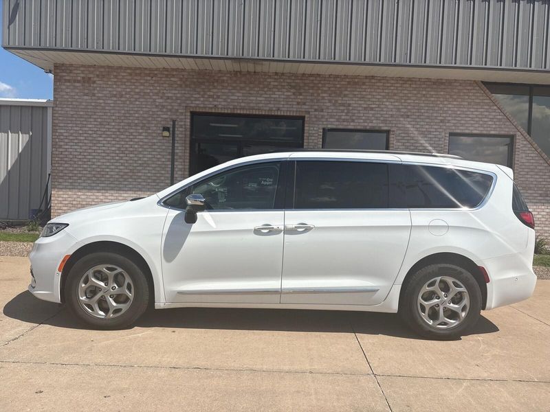 Used 2023 Chrysler Pacifica LimitedImage 2