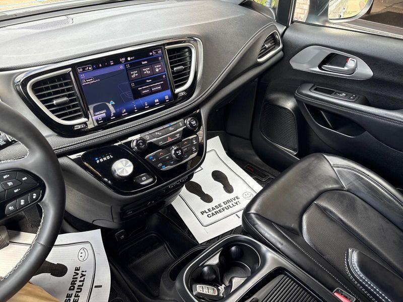 2023 Chrysler Pacifica Touring L photo 18