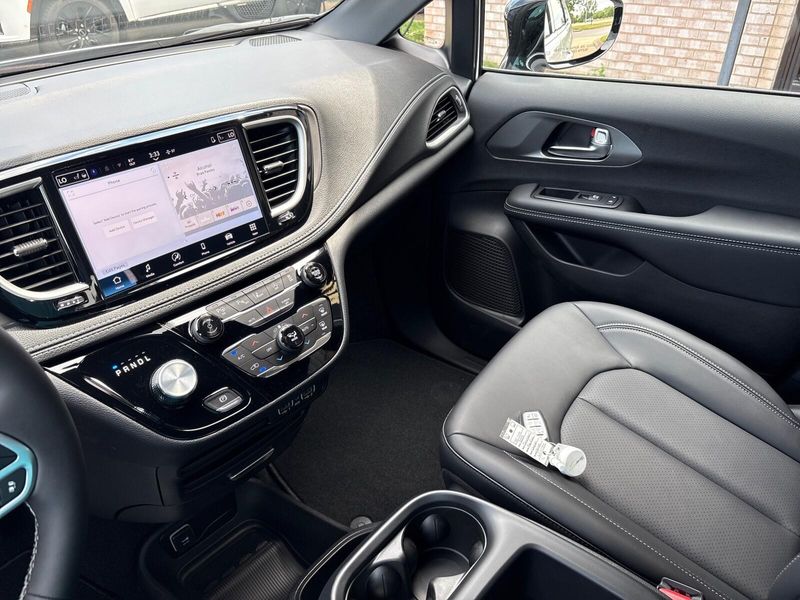 New 2025 Chrysler Pacifica SelectImage 17